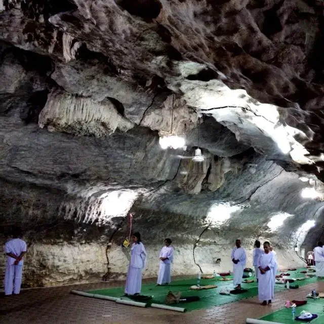 Wattumsumano inside the cave